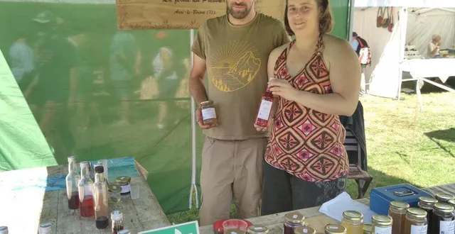 photo  jean-françois et virginie, installés à assé-le-boisne, lors du marché du terroir à saint-léonard-des-bois.  &copy;  le maine libre 