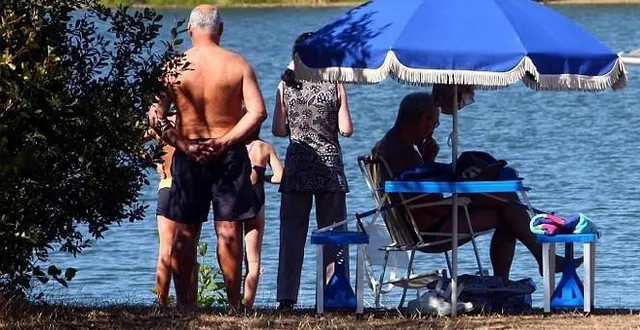 photo  les hommes peuvent être torse nu au bord de l’eau comme dans la rue…  &copy;  photo archives le maine libre 