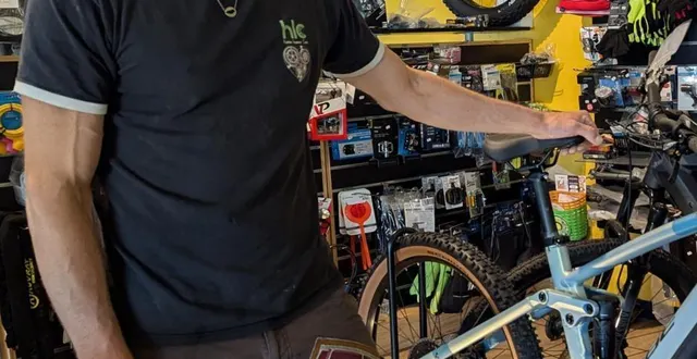 photo  hadrien legagneur, vélociste installé depuis 2006 à écommoy.  &copy;  ouest-france 