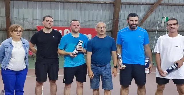 photo  la maire, marie-noëlle richard, corentin thierry, cédric bedouet, frédéric picherit, président du club de tennis, david hermagné et gilles drouet.  &copy;  ouest-france 