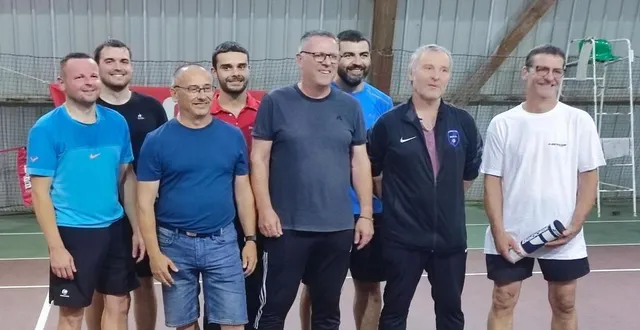 photo  les participants et responsables du club de tennis.  &copy;  co 