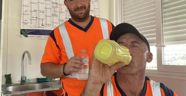 photo  entre 7 heures et 13 h 30, les agents s’accordent plus de pauses que d’habitude, mais plus courtes, juste le temps de se rafraîchir.  &copy;  le maine libre 