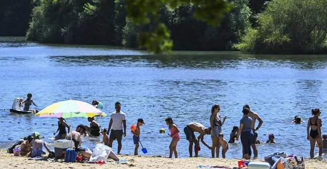 photo  la baignade est souvent familiale. toute la famille peut se détendre, comme ici au domaine du houssay lors du dimanche 28 juillet 2024.  &copy;  le maine libre - denis lambert 