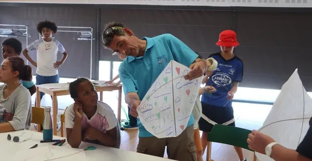photo  une semaine de stage a conquis les 16 jeunes venus s’initier à différentes activités dont le cerf-volant.  &copy;  ouest-france 