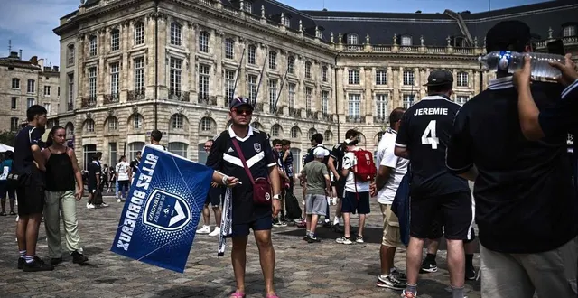 photo  une manifestation de soutien aux girondins de bordeaux se déroulait mardi 30 juillet, devant le tribunal de commerce de la ville.  &copy;  photo : philippe lopez / afp 