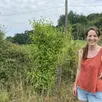 photo marine ricaud à proximité d’une haie protégeant son exploitation en petits fruits. son essence préférée ? le sureau.