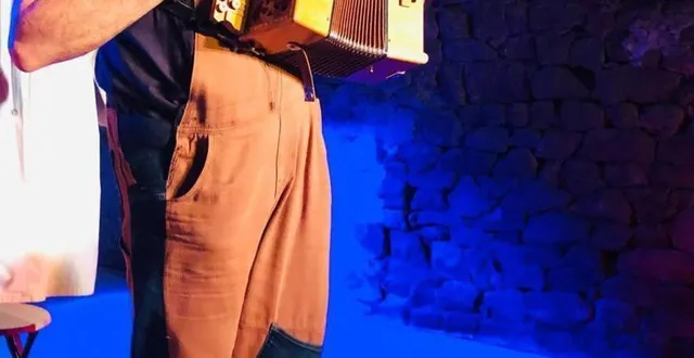 photo  pour jack chauveau : « ce spectacle se situe dans la lignée de ceux de charlie chaplin, jacques tati, des deschiens et se joue presque sans parole. le personnage, dimitri la pouille, est attachant et évolue dans des situations dramatiques, voir de totale solitude, ce qui l’amène à avoir des comportements particuliers. »  &copy;  jc 