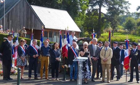 photo Helen Patton (au micro) a rayonné par sa présence et sa personnalité sur les célébrations des 80 ans de la Libération. Ouest-France 