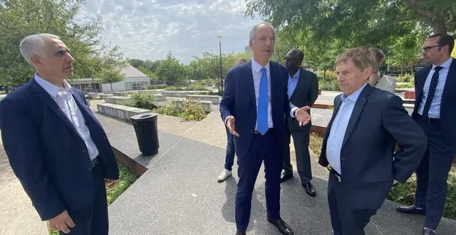 photo  renato cavarelli, directeur départemental de la police nationale ; sébastien jallet, préfet de l’orne, et joaquim pueyo, maire d’alençon, en déplacement dans le quartier de perseigne après l’émeute urbaine.  &copy;  ouest-france 