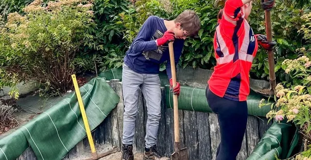 photo  deux des jeunes de l’opération argent de poche, participant à la rénovation du site en mémoire du sergent atkins.  &copy;  ouest-france 