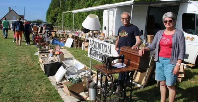 photo  ginette plumail et jean fernandez attendent beaucoup des vide-greniers locaux pour collecter des fonds nécéssaires à la restauration de l’église du village.  &copy;  ouest-france 