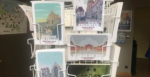 photo  le travail de deux argentanais est mis à l’honneur sur les cartes postales de la boutique de l’office du tourisme.  &copy;  ouest-france 