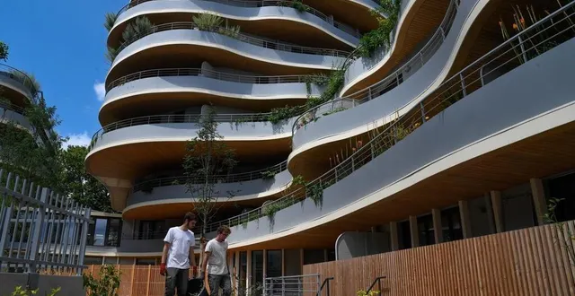 photo  angers, 24 juillet 2024. près de 3 600 végétaux ont été plantés dans le jardin partagé, en cœur d’îlot, et dans les jardinières en acier installées sur les balcons arrondis.  &copy;  co - laurent combet 