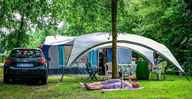 photo  on se repose au camping de la chabotière.  &copy;  photo le maine libre – yvon loué 