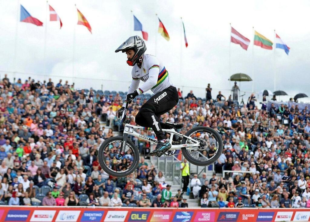 JO 2024. Pourquoi les pilotes de BMX doivent rentrer leur maillot dans