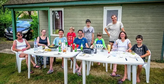 photo  les familles d’isabelle et christophe, frère et sœur, ont passé deux semaines au camping de la chabotière à luché-pringé (sarthe).  &copy;  photo le maine libre – yvon loué 