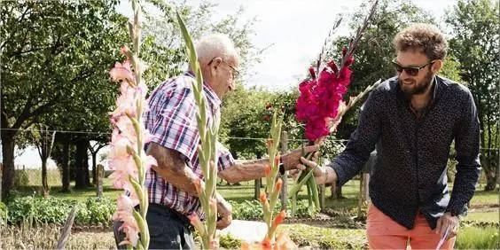 photo  bernard vaupré, 98 ans, résistant pendant la seconde guerre mondiale, offre des fleurs de son potager à damien deville.  &copy;  evaine merle 