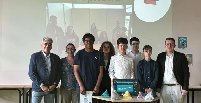 photo  les mini-entrepreneurs de dodophone, du collège foch, félicités par philippe van hoorne, maire de l’aigle (orne).  &copy;  ouest-france 