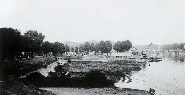 photo  les travaux de la cale de la savatte ont commencé en 1975, creusant dans la prairie existante pour faire un port de plaisance.  &copy;  © 9 fi 3644, fonds brisset, archives patrimoniales angers 