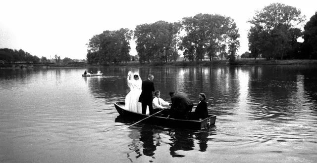 photo  en 1956, des mariés ont navigué sur le lac du château de flers (orne), à bord d’une barque.  &copy;  archives ouest-france 
