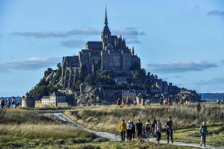 photo Quatre gendarmes, un touriste néerlandais et un guide ont sauvé deux adultes et deux enfants de la noyade au Mont-Saint-Michel. Martin ROCHE / OUEST-FRANCE 