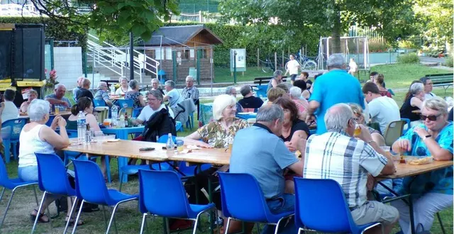 photo  chaque vendredi soir, 200 personnes s’emparent du barbecue – plage.  &copy;  le maine libre 