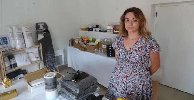 photo  claire gatinet, cogérante de l’entreprise f.g. destock, accueille, jusqu’à dimanche, les clients dans les locaux de la nouvelle boutique éphémère de bazouges.  &copy;  ouest-france 