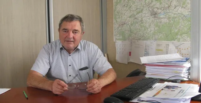 photo  le maire, jean-yves denis, dans son bureau, pour un été de chantiers dans la commune.  &copy;  ouest-france 