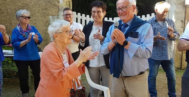 photo  jacques lacoche a remis la médaille de la ville à jacqueline perron.  &copy;  le maine libre 