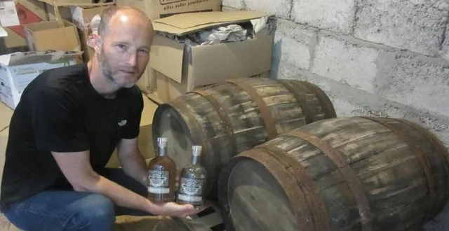 photo  florian godineau apporte un soin particulier à la conception d’un rhum traditionnel. celui-ci vieillit durant six mois dans des fûts en chêne.  &copy;  ouest-france 