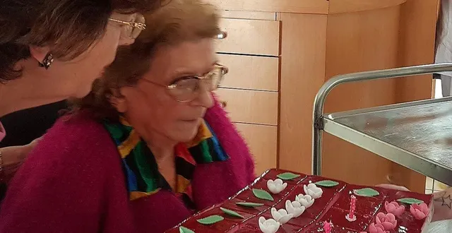 photo  auprès de sa fille maryse, gilberte herbaut souffle ses bougies.  &copy;  ouest-france 