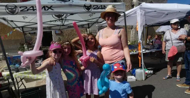 photo  plusieurs dizaines d’exposants étaient présents dans les rues du village, dimanche, pour la brocante organisée par le comité des fêtes. le soleil était bien présent, les chineurs sont donc venus nombreux pour parcourir les étals et tenter de trouver l’objet ou le vêtement qu’ils recherchent. les bénévoles de l’association proposaient saucisses, frites et boissons pour se restaurer. à la nuit tombée, chacun a pu profiter du feu d’artifice.  &copy;  ouest-france 