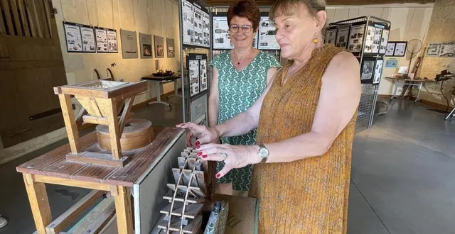 photo  élisabeth niveau et isabelle chiaramonti-monnet devant une maquette de moulin à eau en état de fonctionnement.  &copy;  le maine libre 