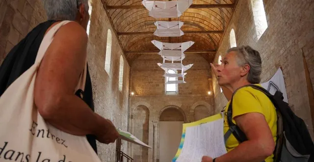 photo  les visites guidées s’enchaînent à melle, notamment dans l’église saint-savinien qui accueille plusieurs œuvres dont « train de cerfs-volants saconney », de l’artiste laurent montaron.  &copy;  co - gabin chamereau 