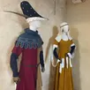 photo  une exposition sur le vêtement au moyen âge
                   est visible au manoir de la cour à asnières-sur-vègre. 