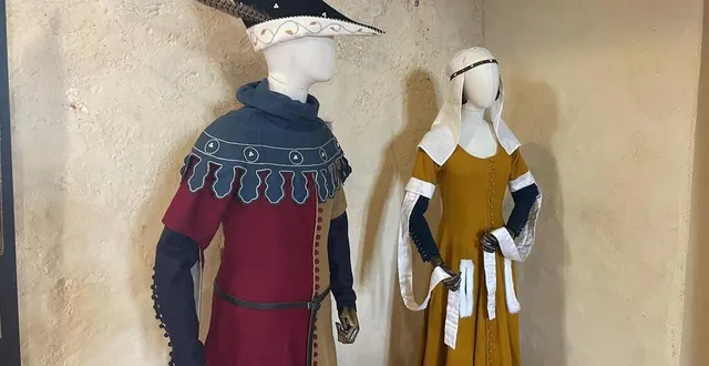 photo  une exposition sur le vêtement au moyen âge
                   est visible au manoir de la cour à asnières-sur-vègre.  &copy;  le maine libre 