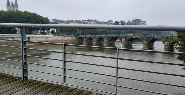photo  le pont des arts a été conçu de manière à laisser visible le pont de verdun en amont de la maine.  &copy;   ouest-france 