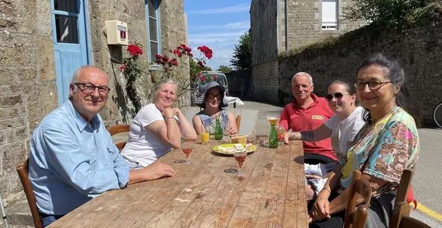 photo  comme chaque dimanche, ces habitants de beauvain sont venus au café associatif de leur commune, le 28 juillet 2024.  &copy;  ouest-france 