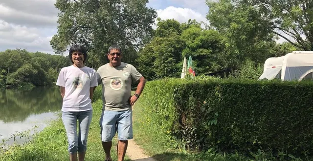 photo  durtal, le 25 juillet 2024. sophie saulay et yves rochereau, les propriétaires gérants du camping les portes de l’anjou, le long du loir qui borde l’établissement.  &copy;  co - christophe ricci 