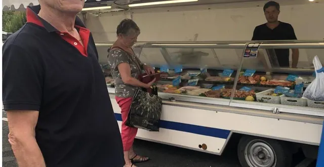 photo  jean besnard, adjoint au commerce, présent devant le stand de poissonnerie de clémence delinot et thierry slimani.  &copy;  co 