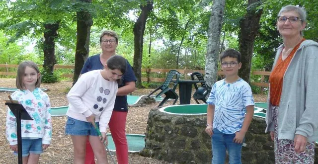 photo  chantal est venue avec ses petits enfants sous l’œil bienveillant d’isabelle hamard.  &copy;  le maine libre 