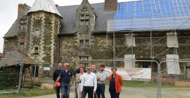 photo  emmanuel guinhut, au centre, actuel propriétaire, avec les architectes et les entreprises devant le manoir en rénovation lors de la réunion de chantier, vendredi 26 juillet.  &copy;  co 