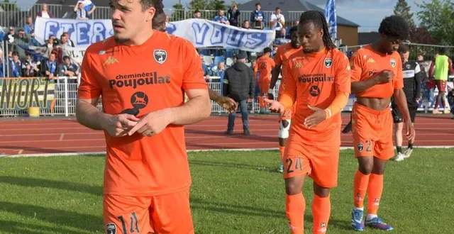 photo  dylan durivaux, tyrone tormin et natanaël bouekou tête basse après la victoire à avranches qui n’a pas suffi à décrocher la montée en ligue 2.  &copy;  co - marie delage 