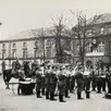 photo à argentan, le foyer du soldat ou soldatenheim (à droite) devant lequel joue une fanfare allemande, place de l’hôtel de ville. à gauche, la mairie.