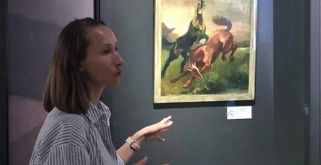 photo  l’exposition « visions équines » au musée fernand-léger-andré-mare, ici commentée par la médiatrice ophélie gelu.  &copy;  ouest-france 