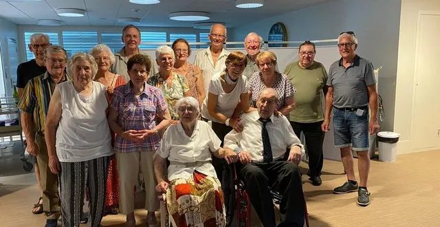 photo  salomon herscu, entouré de ses amis et anciens élèves pour son centenaire.  &copy;  le maine libre 