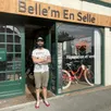 photo vincent brouard, 41 ans, devant la boutique de vente et de réparation de vélos qu’il vient de créer à bellême dans le perche.