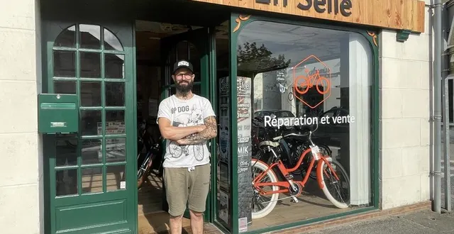 photo  vincent brouard, 41 ans, devant la boutique de vente et de réparation de vélos qu’il vient de créer à bellême dans le perche.  &copy;  ouest-france 