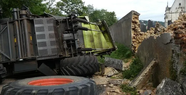 photo  dans la descente, la moissonneuse-batteuse a percuté le mur du cimetière de longny-au-perche.  &copy;  ouest-france 