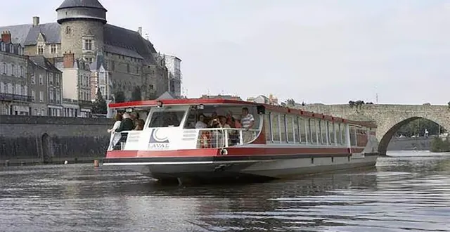 photo  la mayenne, ici à laval, séduit aujourd’hui les amateurs de croisières fluviales.  &copy;  archives ouest-france 